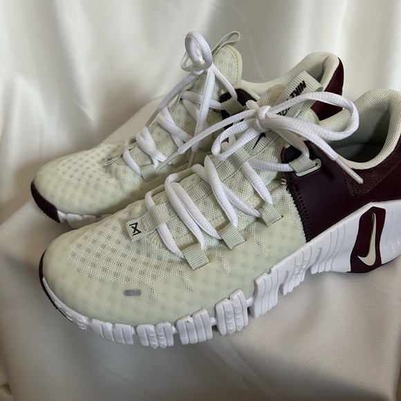 White and Maroon Nike Free Metcon 5 Sneakers - Picture 4 of 7